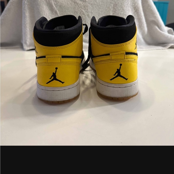 Jordan 1 Retro Mid ‘New Love’ - Picture 6 of 10